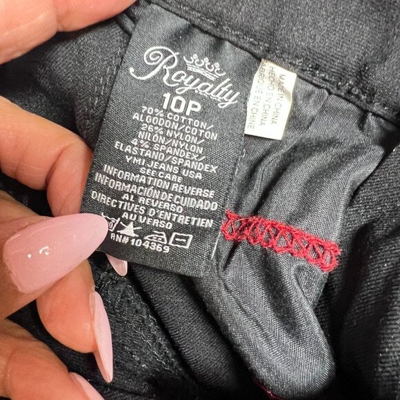 ROYALTY Black Bermuda Stretch Shorts Size 10P - Picture 3 of 3